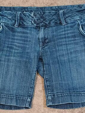 American Eagle/Denim Bermuda Shorts/Women 6 Medium Wash Y2K Double Button Preppy